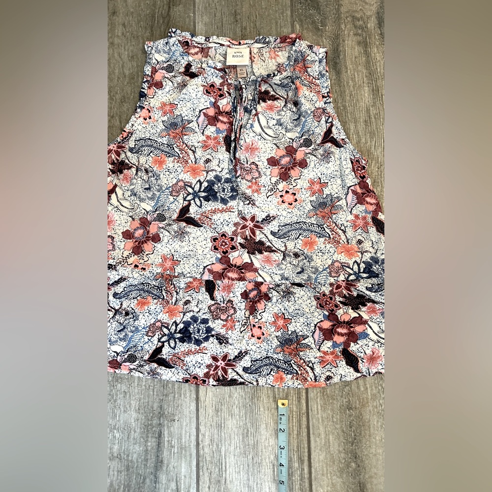 Knox Rose beautiful floral knit blouse. Sleeveless. Excellent condition.